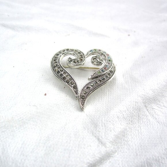 VTG SILVERTONE HEAR SHAPED BROOCH W/GREENISH GRAY CRYSTALS - Picture 3 of 3